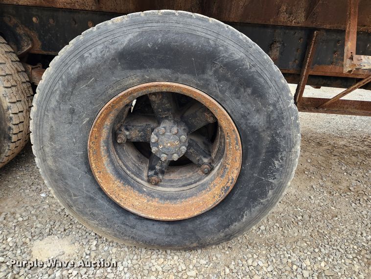 image for item KT9370 1990 International 4900  flatbed truck with forklift