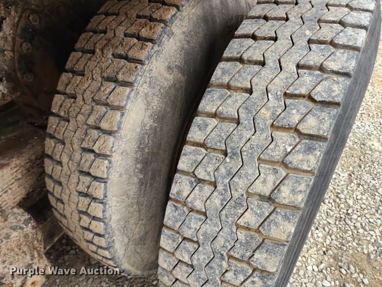 image for item KT9370 1990 International 4900  flatbed truck with forklift