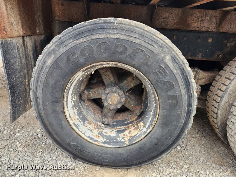 image for item KT9370 1990 International 4900  flatbed truck with forklift