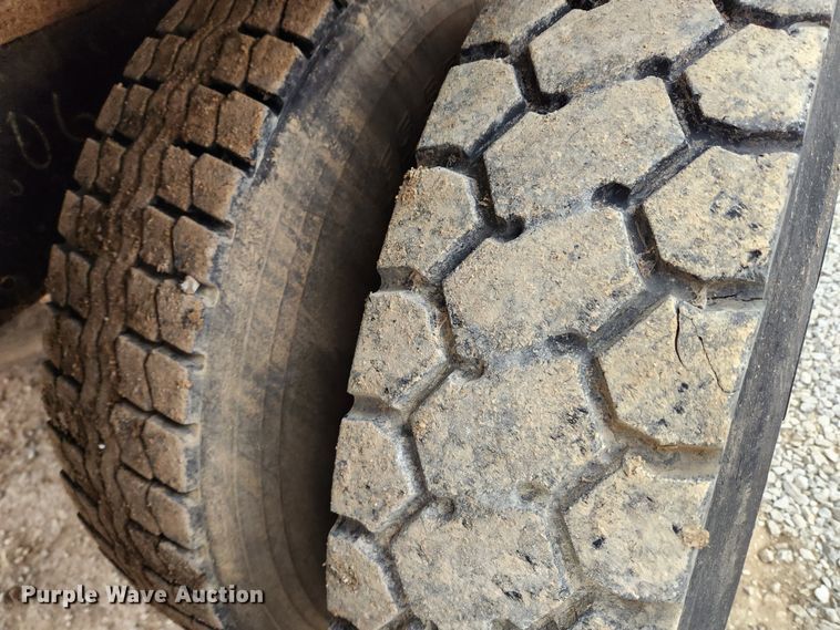 image for item KT9370 1990 International 4900  flatbed truck with forklift