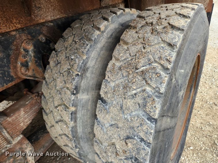 image for item KT9370 1990 International 4900  flatbed truck with forklift