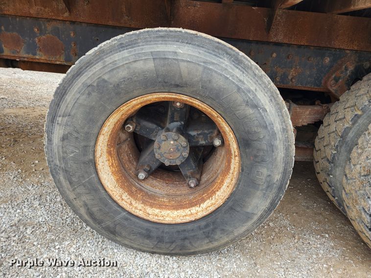 image for item KT9370 1990 International 4900  flatbed truck with forklift