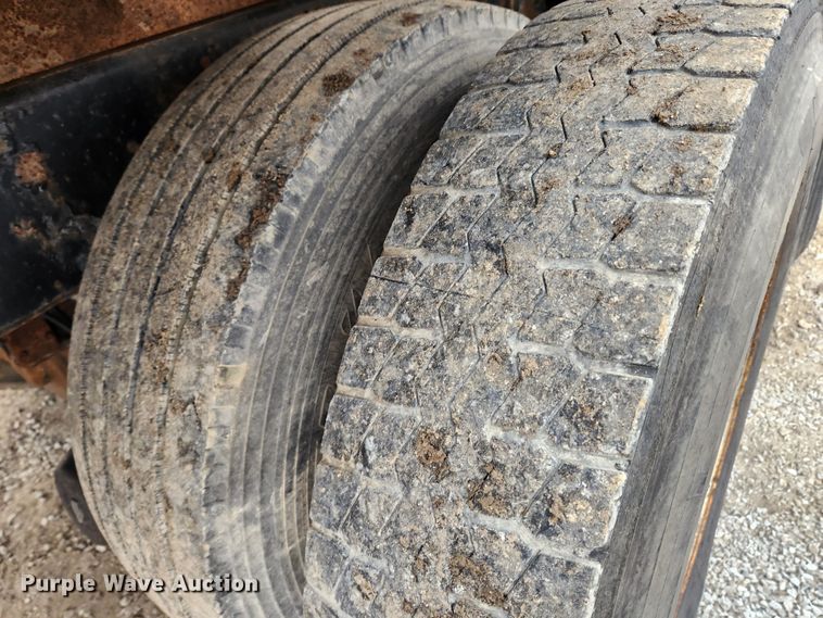 image for item KT9370 1990 International 4900  flatbed truck with forklift