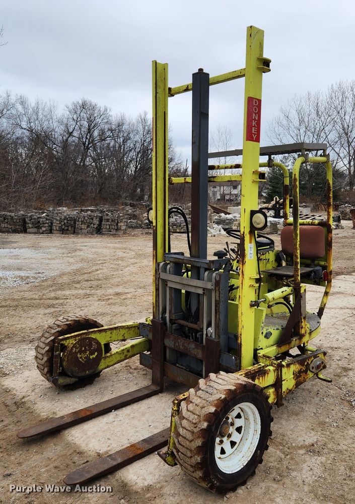 image for item KT9370 1990 International 4900  flatbed truck with forklift