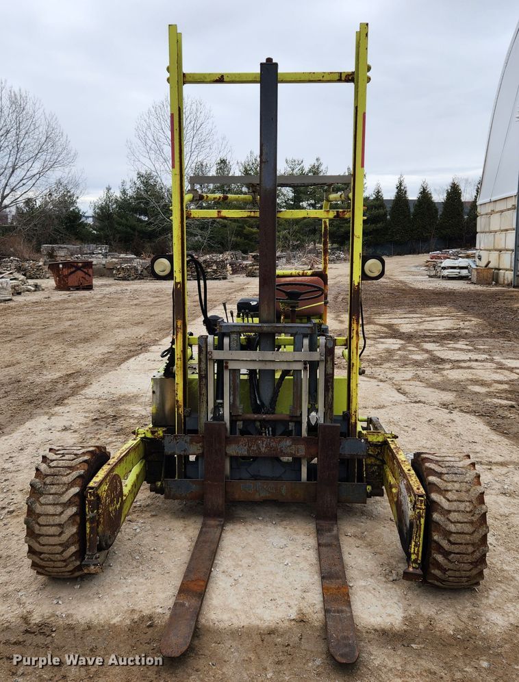 image for item KT9370 1990 International 4900  flatbed truck with forklift