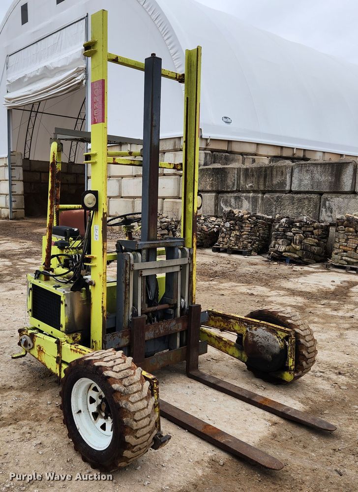 image for item KT9370 1990 International 4900  flatbed truck with forklift