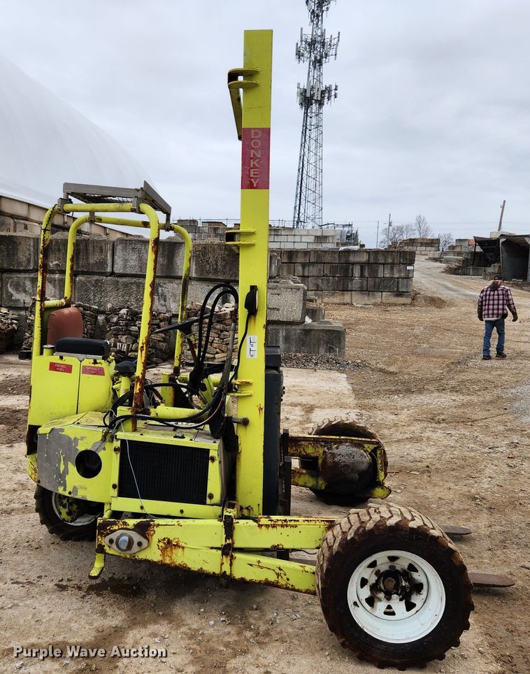 image for item KT9370 1990 International 4900  flatbed truck with forklift