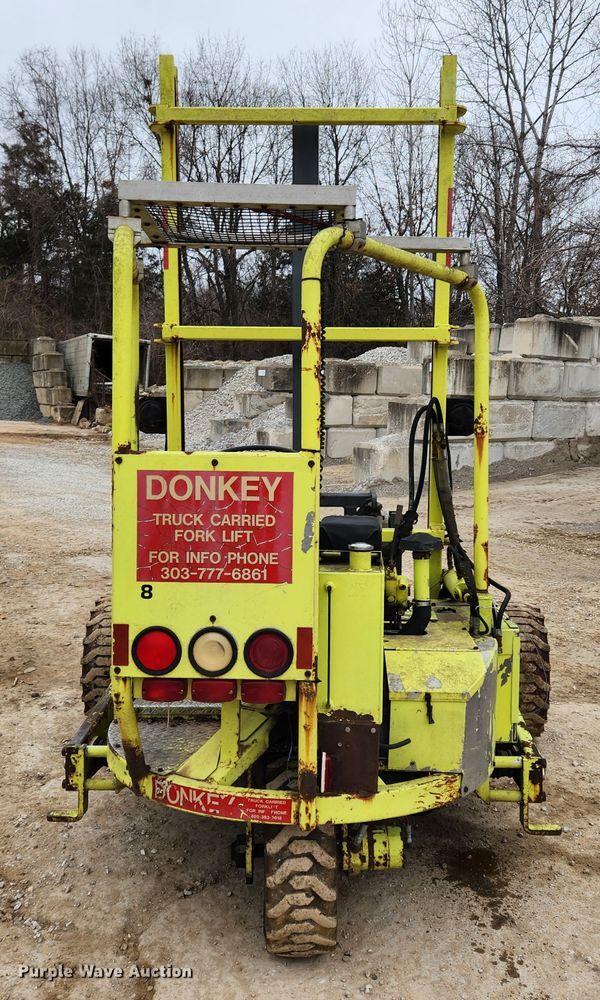 image for item KT9370 1990 International 4900  flatbed truck with forklift