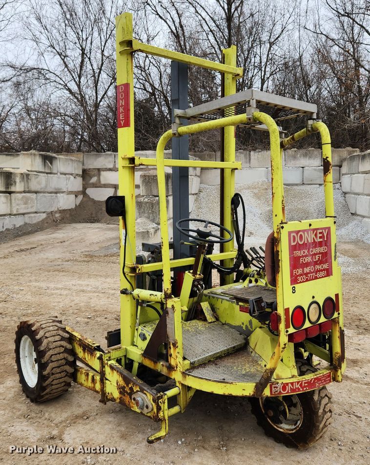 image for item KT9370 1990 International 4900  flatbed truck with forklift