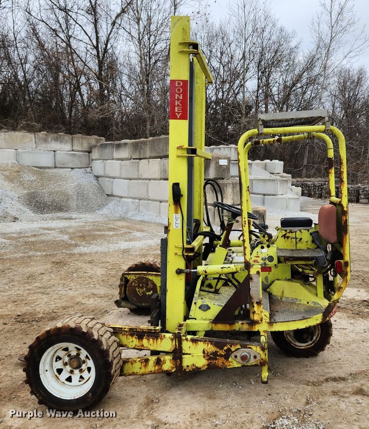 image for item KT9370 1990 International 4900  flatbed truck with forklift