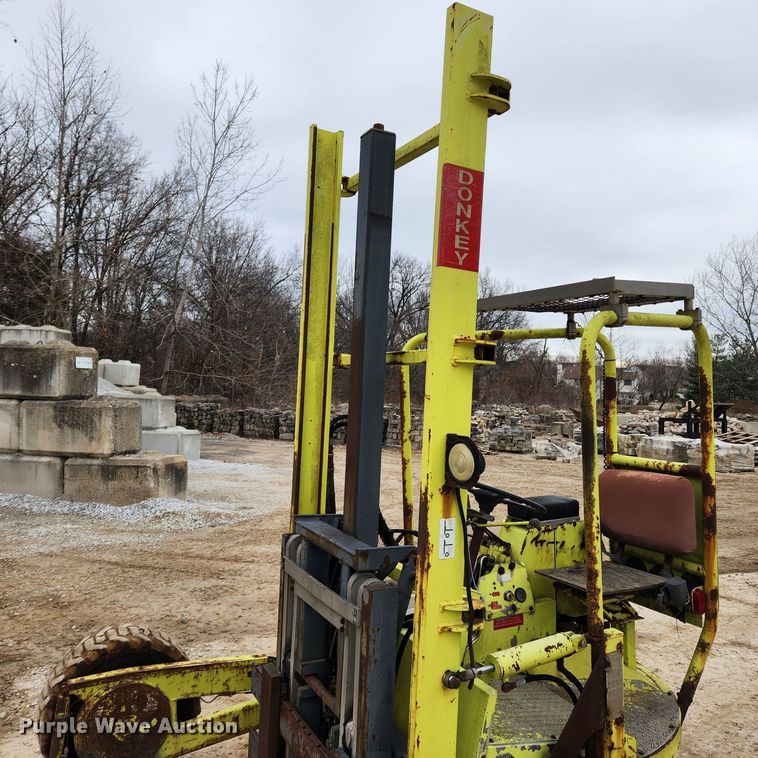 image for item KT9370 1990 International 4900  flatbed truck with forklift