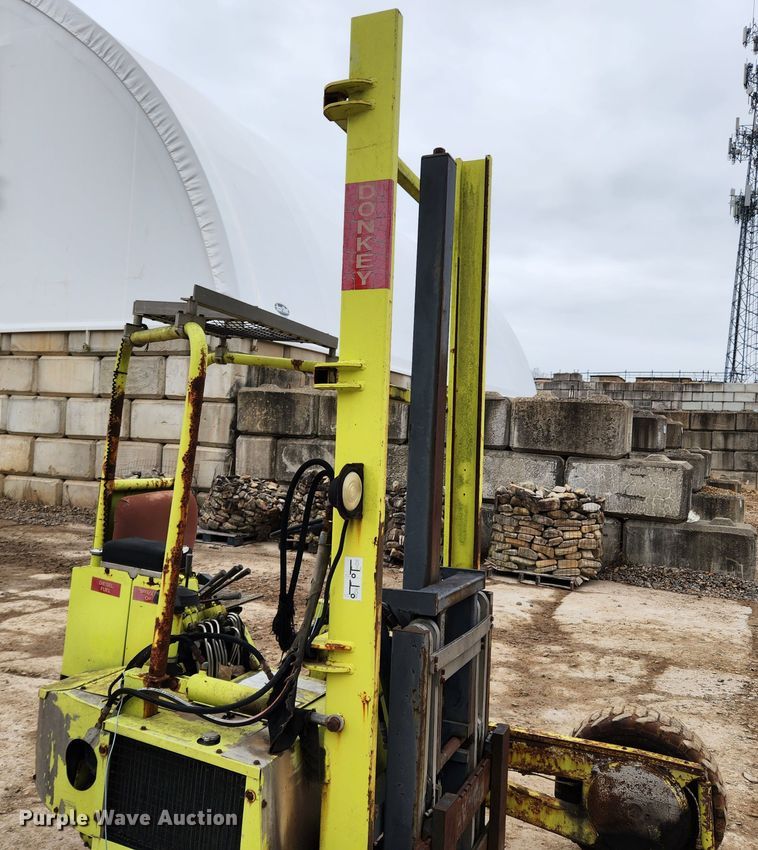 image for item KT9370 1990 International 4900  flatbed truck with forklift