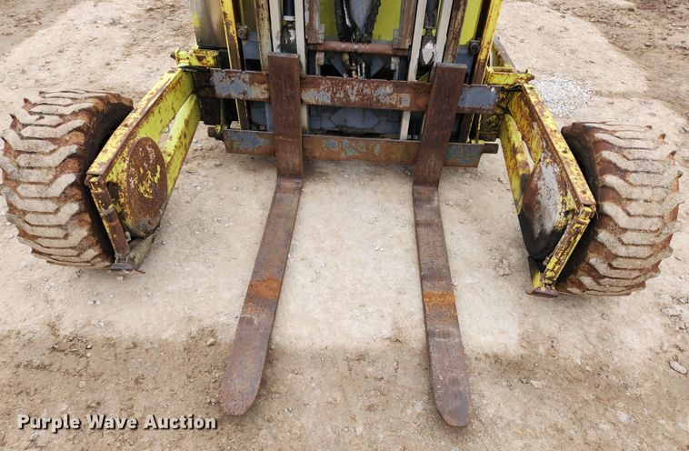 image for item KT9370 1990 International 4900  flatbed truck with forklift