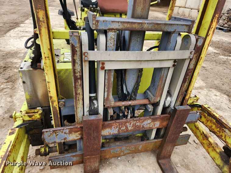 image for item KT9370 1990 International 4900  flatbed truck with forklift