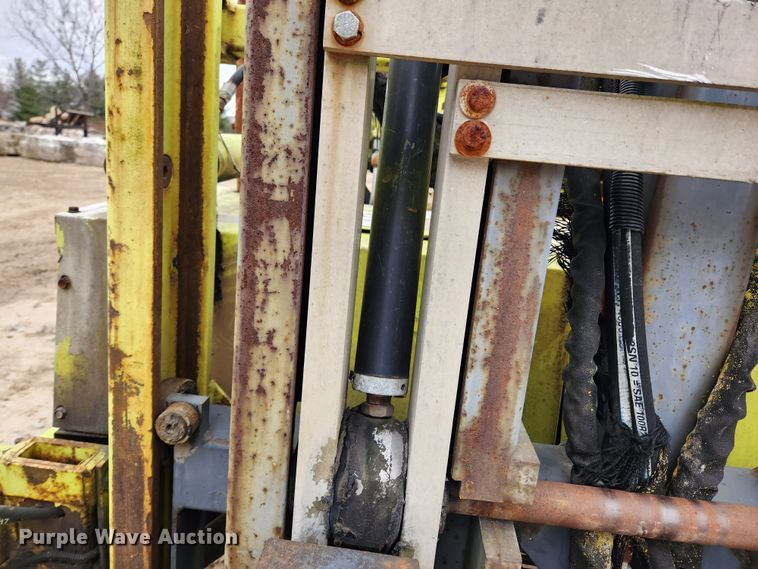 image for item KT9370 1990 International 4900  flatbed truck with forklift