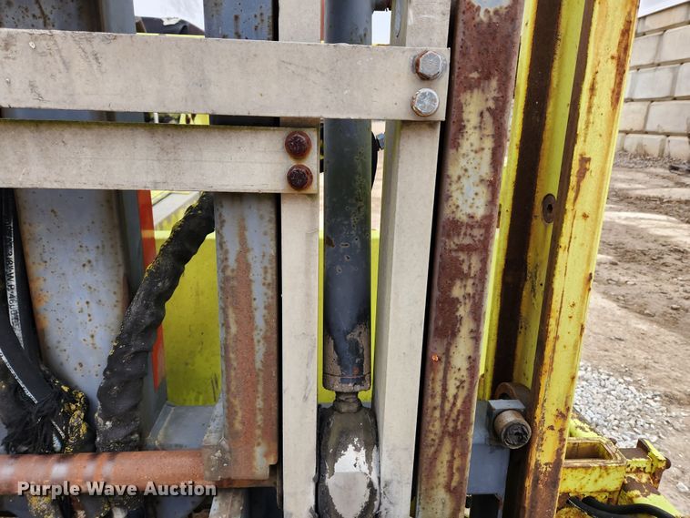 image for item KT9370 1990 International 4900  flatbed truck with forklift