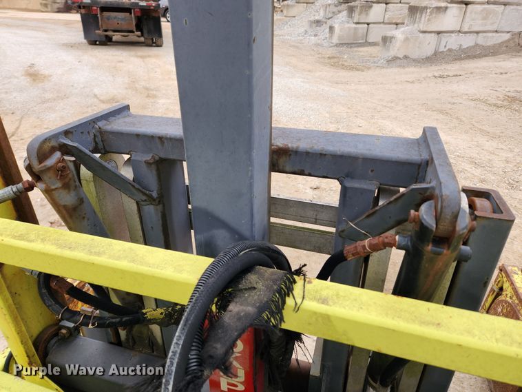 image for item KT9370 1990 International 4900  flatbed truck with forklift