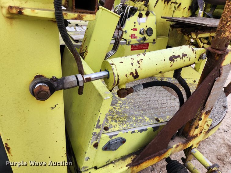 image for item KT9370 1990 International 4900  flatbed truck with forklift