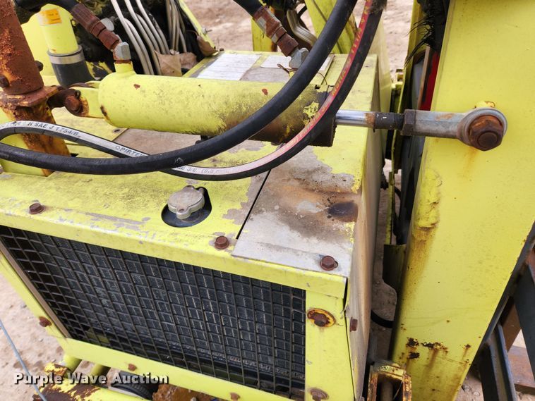 image for item KT9370 1990 International 4900  flatbed truck with forklift