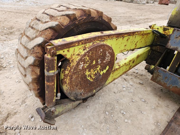 image for item KT9370 1990 International 4900  flatbed truck with forklift