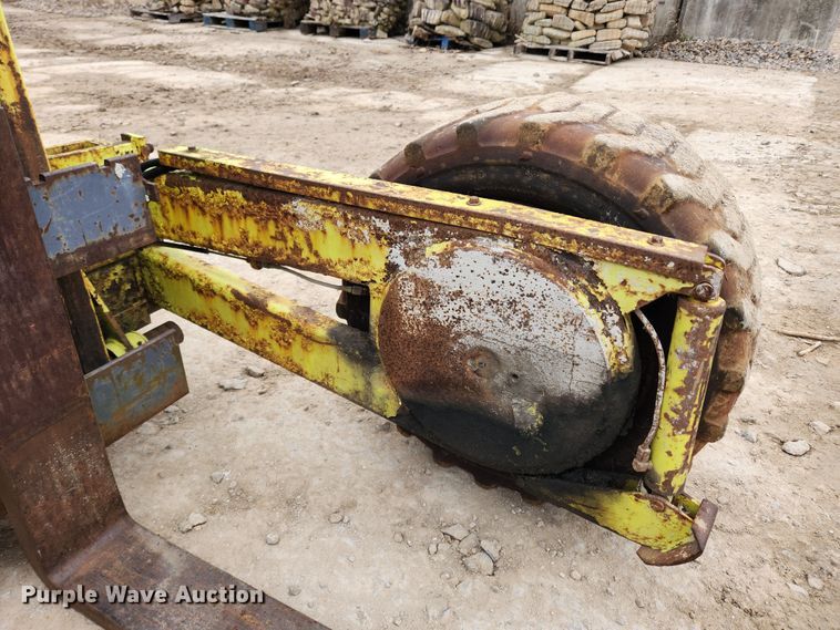 image for item KT9370 1990 International 4900  flatbed truck with forklift