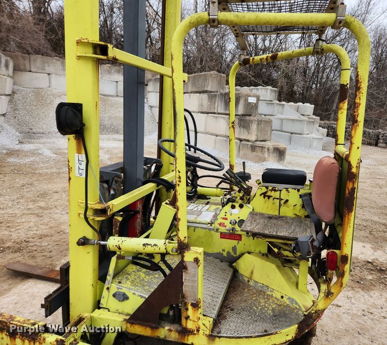 image for item KT9370 1990 International 4900  flatbed truck with forklift