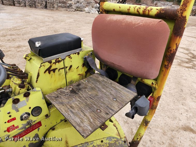 image for item KT9370 1990 International 4900  flatbed truck with forklift