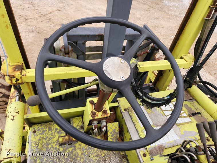 image for item KT9370 1990 International 4900  flatbed truck with forklift