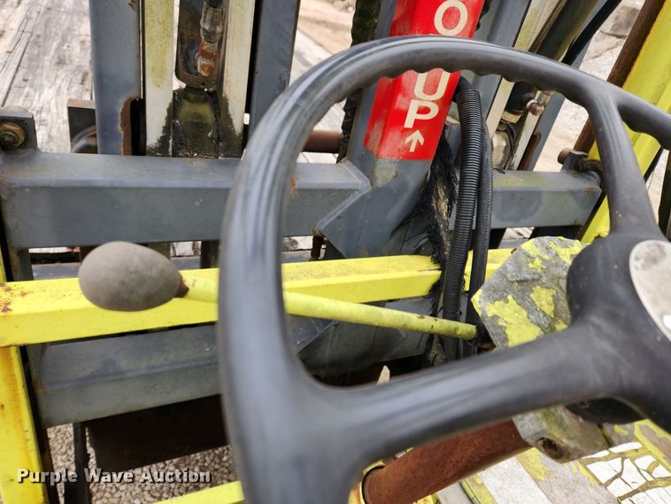 image for item KT9370 1990 International 4900  flatbed truck with forklift