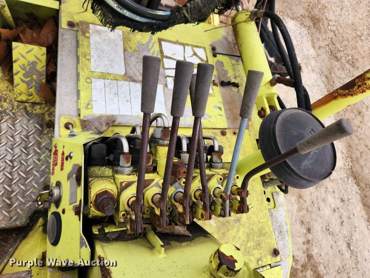 image for item KT9370 1990 International 4900  flatbed truck with forklift