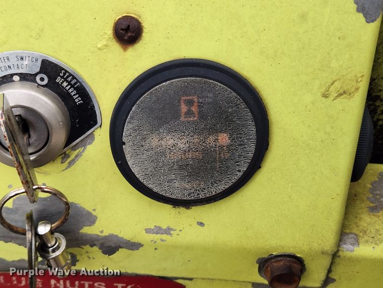 image for item KT9370 1990 International 4900  flatbed truck with forklift