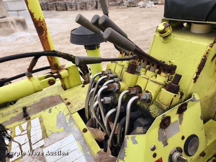 image for item KT9370 1990 International 4900  flatbed truck with forklift