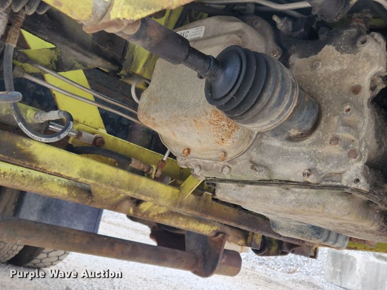 image for item KT9370 1990 International 4900  flatbed truck with forklift