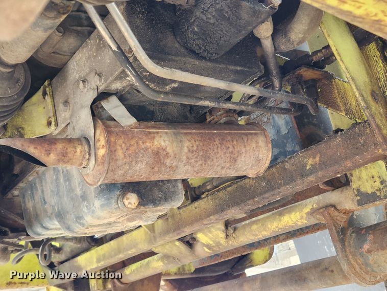 image for item KT9370 1990 International 4900  flatbed truck with forklift