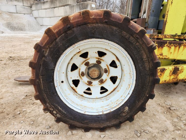 image for item KT9370 1990 International 4900  flatbed truck with forklift