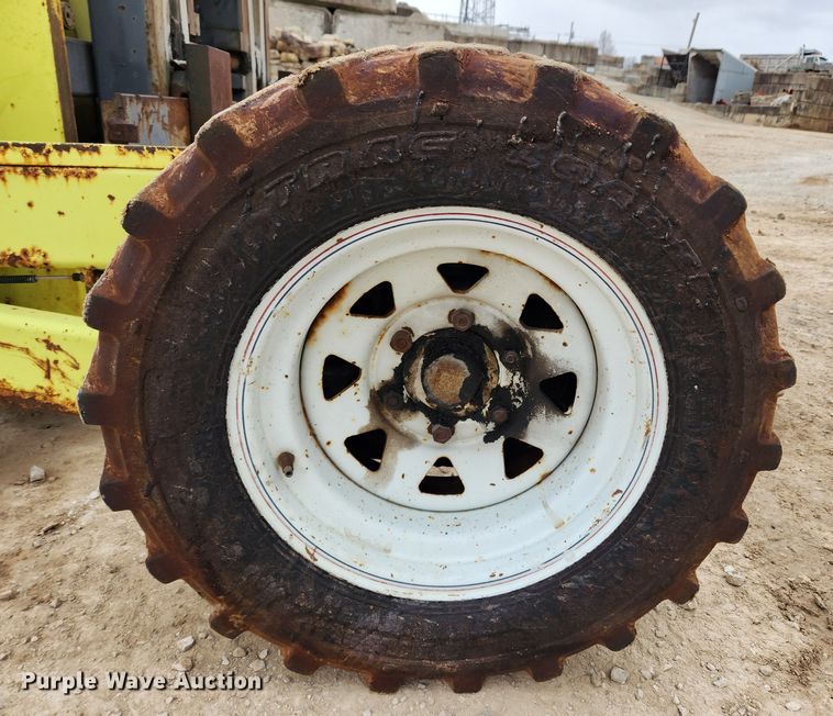 image for item KT9370 1990 International 4900  flatbed truck with forklift