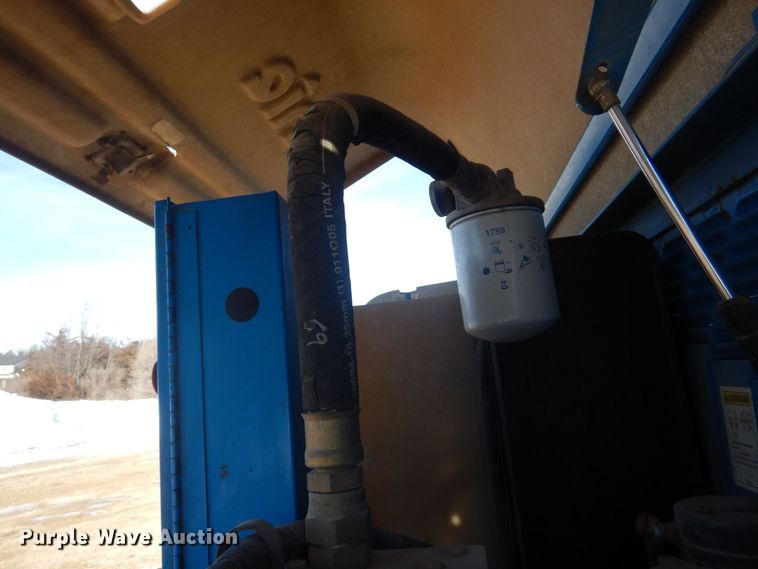 image for item KU9739 2005 Genie S80  boom lift