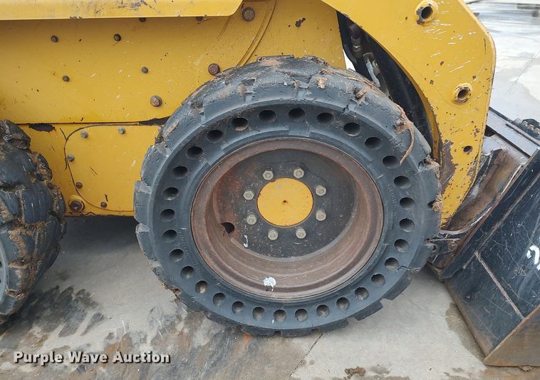 image for item LG9540 2014 Caterpillar 226B3  skid steer loader