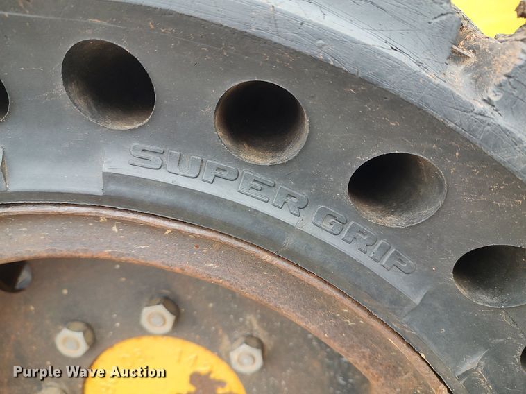 image for item LG9540 2014 Caterpillar 226B3  skid steer loader