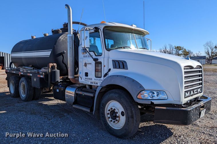 image for item LP9209 2013 Mack GU813  vacuum truck