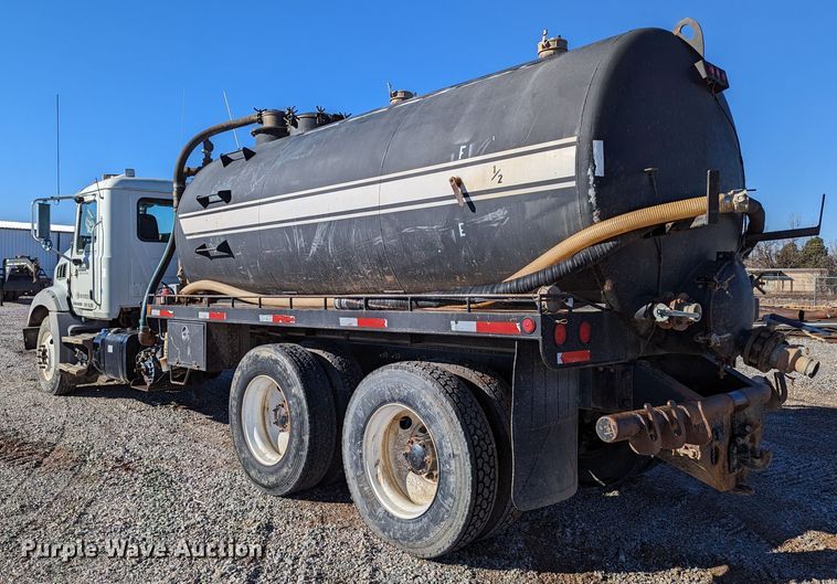 image for item LP9209 2013 Mack GU813  vacuum truck