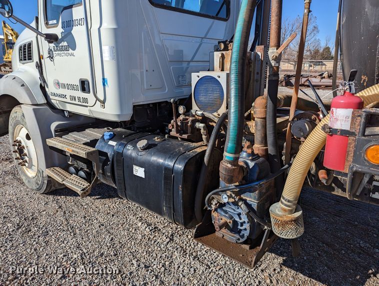 image for item LP9209 2013 Mack GU813  vacuum truck