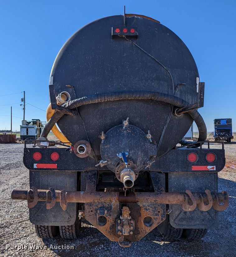 image for item LP9209 2013 Mack GU813  vacuum truck