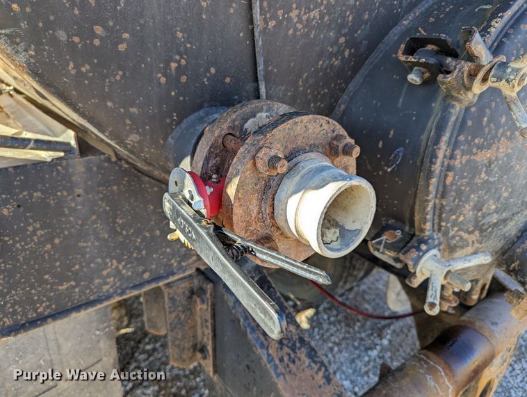 image for item LP9209 2013 Mack GU813  vacuum truck