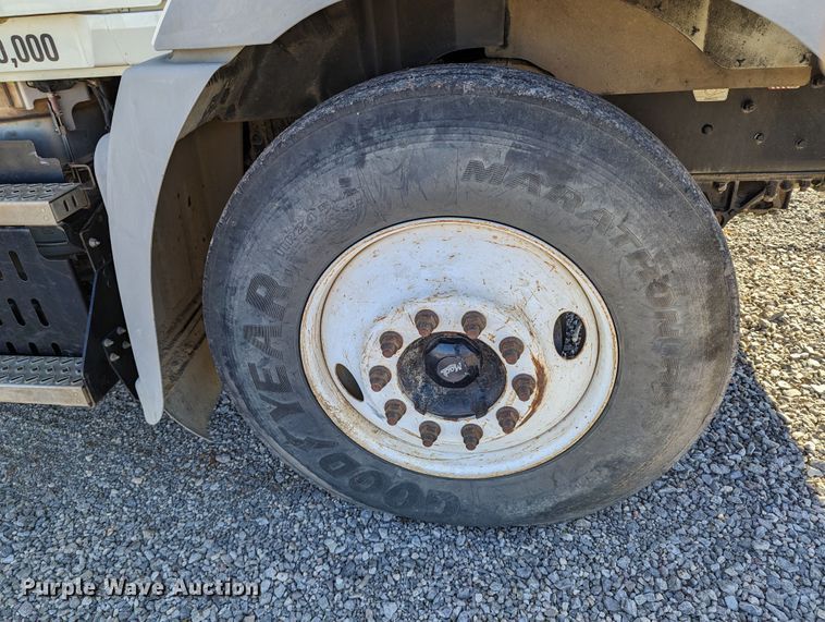 image for item LP9209 2013 Mack GU813  vacuum truck