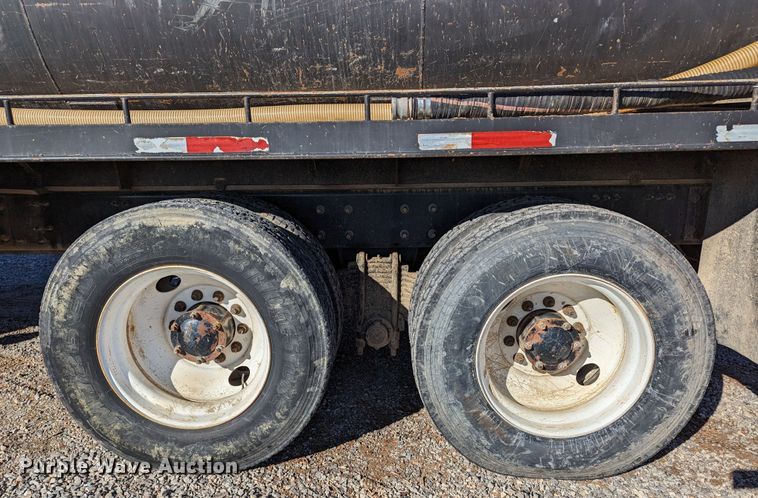 image for item LP9209 2013 Mack GU813  vacuum truck