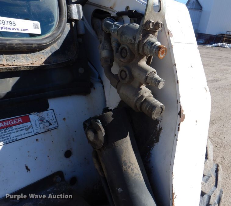 image for item MC9795 2003 Bobcat S300  skid steer loader