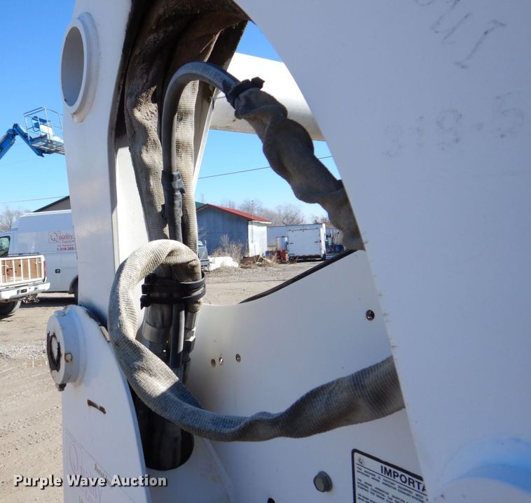 image for item MC9795 2003 Bobcat S300  skid steer loader