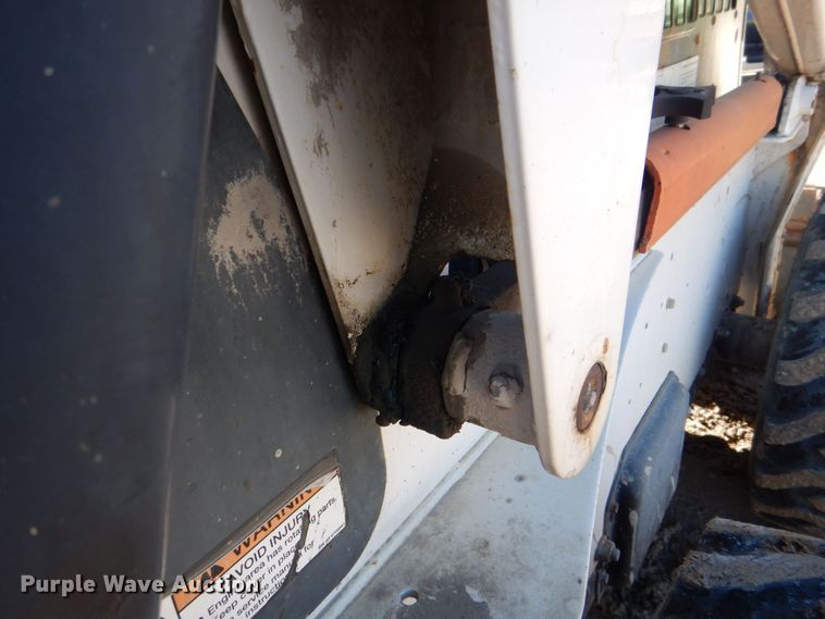 image for item MC9795 2003 Bobcat S300  skid steer loader