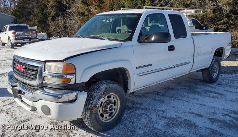 image for item MD9381 2005 GMC Sierra 2500HD  Ext. Cab pickup truck